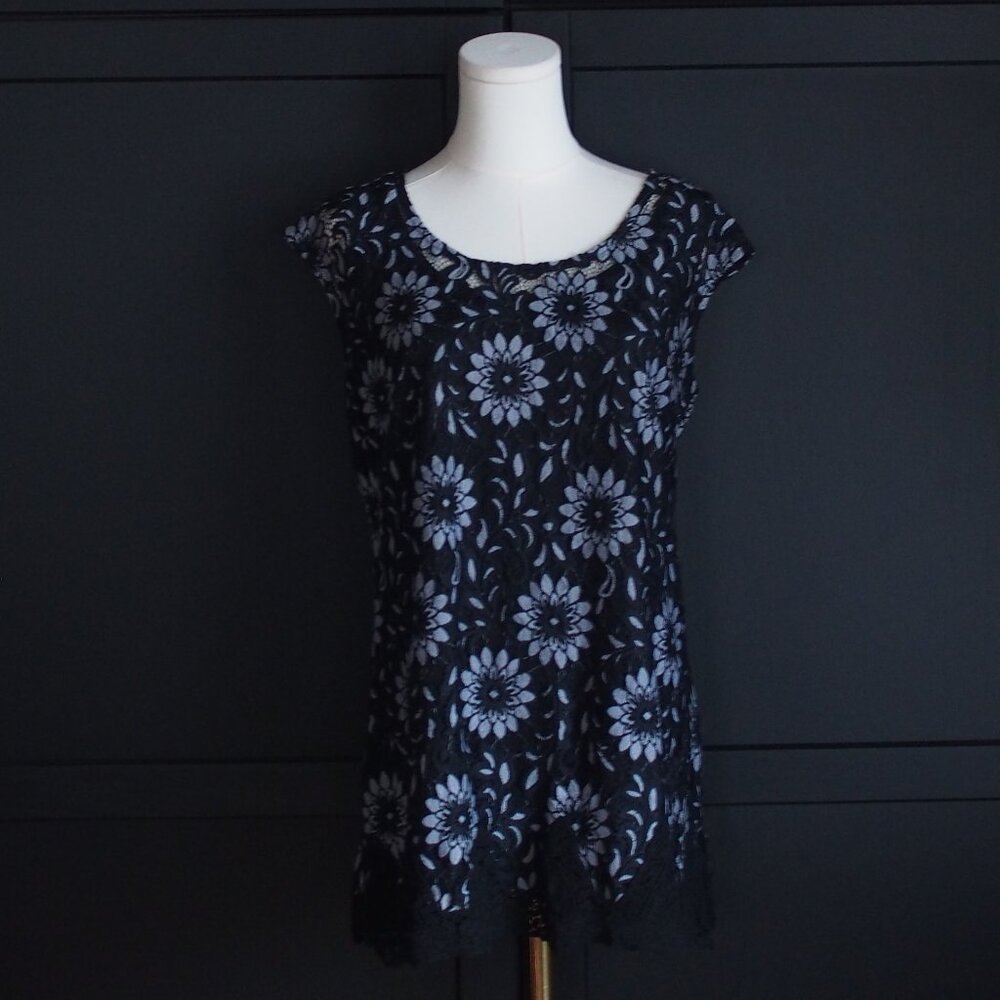 Isaac Mizrahi | Lace Floral Cap Sleeve Tunic Top in Black & Light Grey